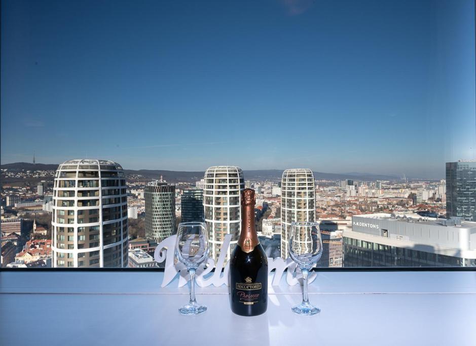 Apartamento Panoramaview/31Thfloor!/Luxury/Wifi/Parking Bratislava Exterior foto